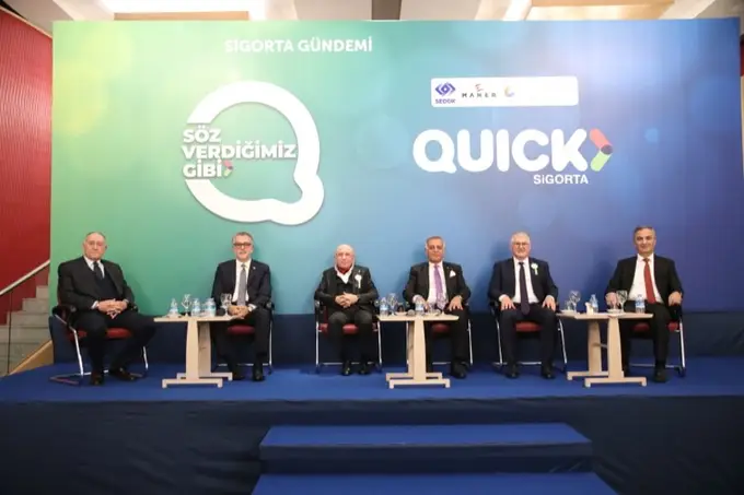 Sigorta Gündemi panelinin sahnesi ve konuşmacıları
